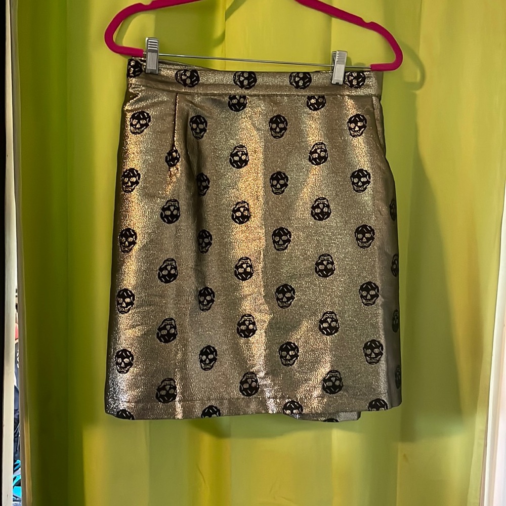 Plus size Gold metallic mini skirt with black skulls
